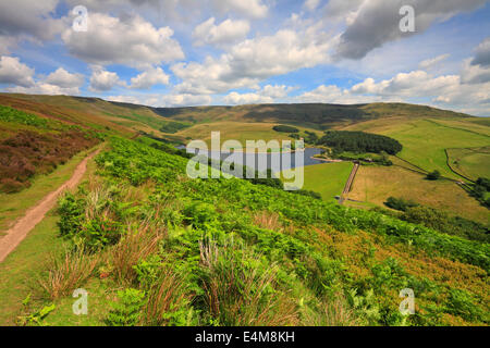 Kinder Kinder Scout et de front au-dessus du réservoir Blanc Hayfield, parc national de Peak District, Derbyshire, Angleterre, Royaume-Uni. Banque D'Images