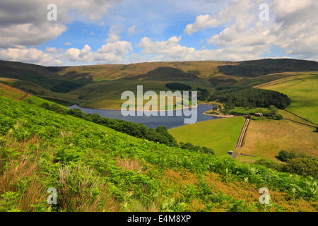 Kinder Kinder Scout et de front au-dessus du réservoir Blanc Hayfield, parc national de Peak District, Derbyshire, Angleterre, Royaume-Uni. Banque D'Images