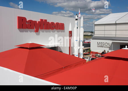 Fabricant de défense Raytheon au salon de Farnborough, Angleterre. Raytheon Company est une technologie et d'innovation leader mondial spécialisé dans la défense, la sécurité et les marchés dans le monde entier. Avec une histoire d'innovation s'étendant sur 92 ans, Raytheon fournit des dispositifs électroniques de pointe, l'intégration des systèmes de mission et d'autres capacités dans les domaines de la télédétection ; effets ; et commandement, contrôle, communications et renseignement. Banque D'Images