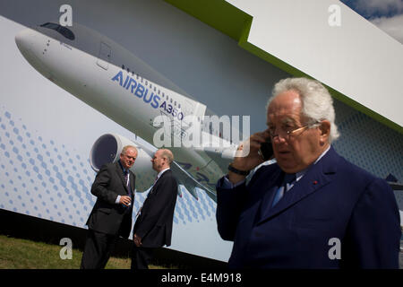 Les visiteurs sous un grand panneau publicitaire de l'Airbus A350 XWB sur le côté de l'Airbus Corporate chalet au salon de Farnborough, Angleterre. L'A350 XWB est le seul aéronef tout-nouveau dans la catégorie siège 400. L'A350 XWB est une famille de longue distance, deux gros-porteurs à moteur des avions de ligne à réaction développé par l'avionneur européen Airbus. L'A350 est le premier Airbus avec les structures de l'aile et de fuselage fait principalement de carbone-fibre de polym Banque D'Images