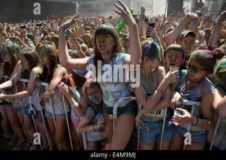 Moscou, Russie. Le 13 juillet, 2014. Le festival des couleurs 'COLORFEST" tenu à Moscou Crédit : Nikolay Vinokourov/Alamy Live News Banque D'Images