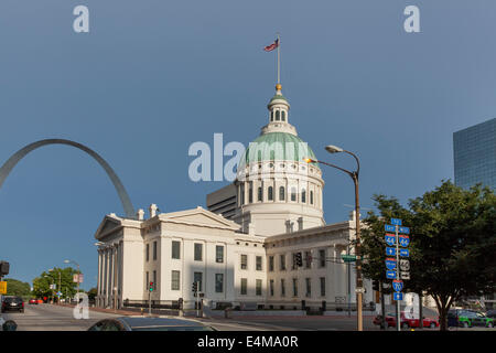 La cour d'un dôme vert prix bâtiment à côté de la porte de l'Ouest Arch Monument à St Louis Missouri USA Banque D'Images