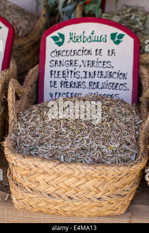 Des paniers en osier, séchées herbes curatives médicinales farcies Banque D'Images