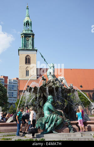 Allemagne, Berlin, Mitte, à côté de la fontaine Neptunbrunnen Marienkirche dans l'Alexanderplatz. Banque D'Images