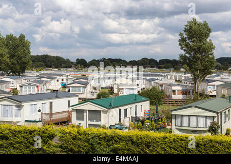 Grand fixe mobile homes dans un parc de vacances caravane à Heacham, sur la côte nord du comté de Norfolk, au Royaume-Uni un jour d'été Banque D'Images