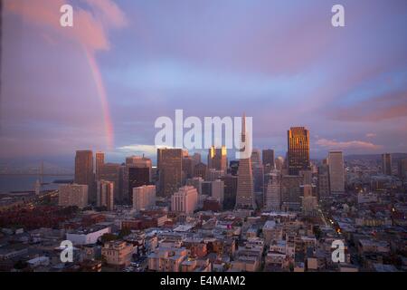 Vue d'une vie : un magnifique arc-en-ciel sur San Francisco au coucher du soleil de la Coit Tower. Banque D'Images