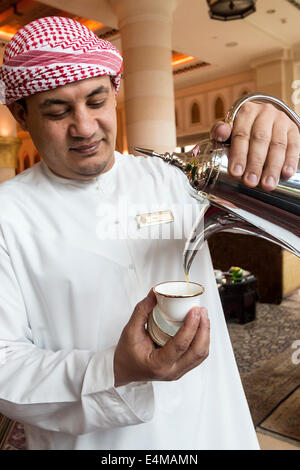 Les clients entrant dans le hall de l'hôtel Mina a'Salam Madinat Jumeirah, sont accueillis avec du café arabe. Dubaï, Émirats arabes unis. Banque D'Images