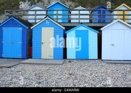 Niveau deux cabines de plage, la bière, l'est du Devon, England, UK Banque D'Images