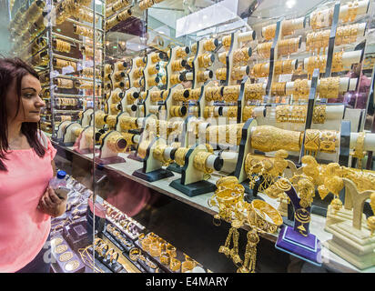 Vérifier les bijoux en or à Dubaï's Gold souk. Banque D'Images