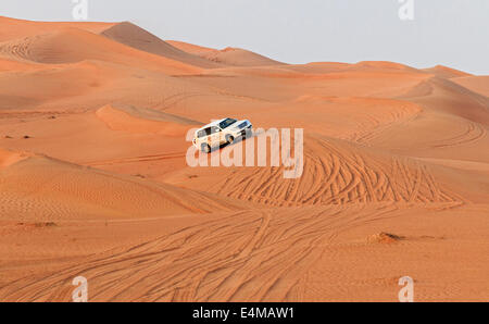 Dune Bashing parmi les dunes de sable à l'extérieur de DUBAÏ, ÉMIRATS ARABES UNIS. La Dune Bashing, où quatre roues motrices voitures glisser, plus sauvagement et ac Banque D'Images