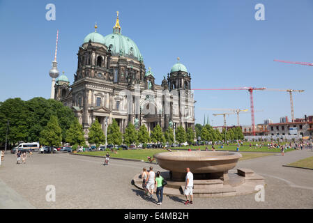 Allemagne, Berlin, Mitte, l'île aux musées, la Cathédrale avec la tour de télévision Fernsehturm derrière. Banque D'Images