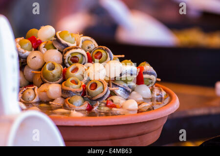 Les fûts en bois, Cocktail d'olives et de versions Banque D'Images