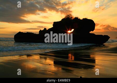 Coucher de soleil sur Yeh Gangga Beach près de Tabanan à Bali, Indonésie Banque D'Images