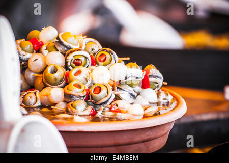 Les fûts en bois, Cocktail d'olives et de versions Banque D'Images