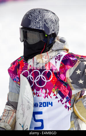 Gregory Bretz (USA) qui se font concurrence sur Men's snowboard halfpipe aux Jeux Olympiques d'hiver de Sotchi en 2014, Banque D'Images