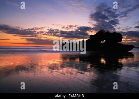 Coucher de soleil sur Yeh Gangga Beach près de Tabanan à Bali, Indonésie Banque D'Images