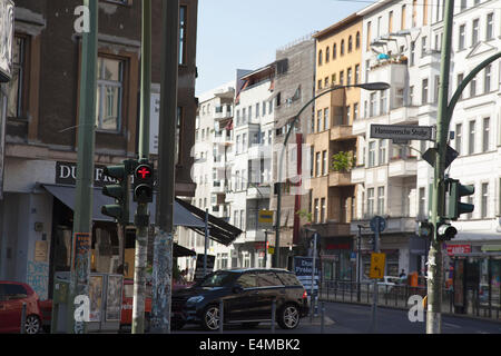 Allemagne, Berlin, Mitte, Ampelmann panneau de passage à niveau à l'intersection de Hannoversche Strasse et Freidrichstrasse. Banque D'Images