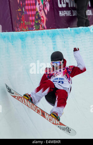 Derek Livingston (CAN) qui se font concurrence sur Men's snowboard halfpipe aux Jeux Olympiques d'hiver de Sotchi en 2014, Banque D'Images