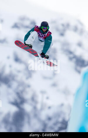 Scotty James (AUS) qui se font concurrence sur Men's snowboard halfpipe aux Jeux Olympiques d'hiver de Sotchi en 2014, Banque D'Images