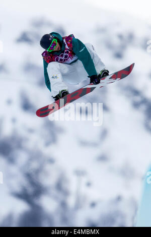 Scotty James (AUS) qui se font concurrence sur Men's snowboard halfpipe aux Jeux Olympiques d'hiver de Sotchi en 2014, Banque D'Images