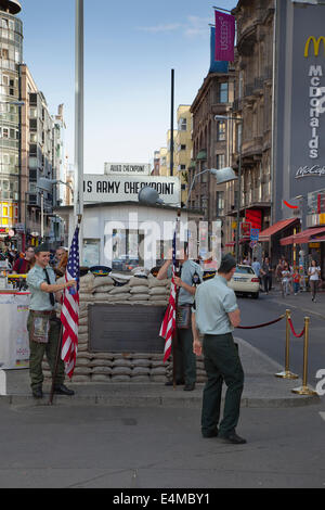 Allemagne, Berlin, Mitte, Checkpoint Charlie sur Friedrichstrasse. Banque D'Images