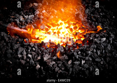 Image conceptuelle d'un fer chaud dans des charbons Banque D'Images