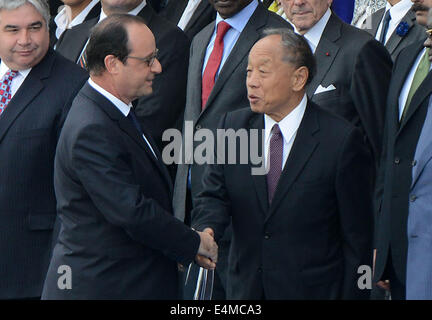 Paris, France. 14 juillet, 2014. Envoyé spécial chinois et ancien ministre des Affaires étrangères Li Zhaoxing (R, avant), serre la main du Président français François Hollande (L'avant), au cours d'un défilé militaire à l'occasion du 100e anniversaire du début de la Première Guerre mondiale, à Paris, France, le 14 juillet 2014. © Etienne Laurent/Xinhua/Alamy Live News Banque D'Images