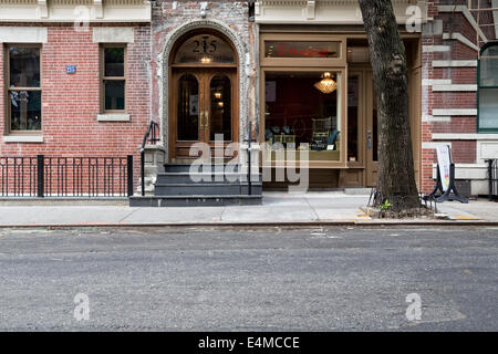 L'entrée principale de l'Ouest porte d'un immeuble d'appartements locatifs de Greenwich Village, magasin de détail à côté, Manhattan, New York City Banque D'Images