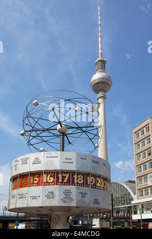 Allemagne, Berlin, Mitte, Alexanderplatz, l'horloge mondiale avec tour de télévision Fernsehturm derrière. Banque D'Images