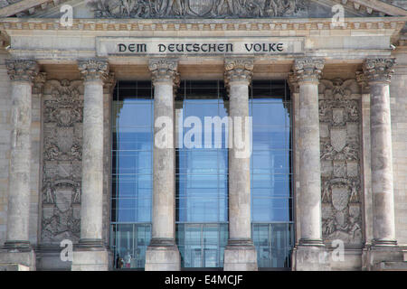 Allemagne, Berlin, Mitte, Reichstag avec dôme en verre conçue par Norman Foster. Banque D'Images