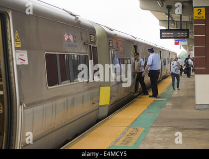 Merrick, New York, USA. 14 juillet, 2014. Pendant l'heure de pointe du soir, les conducteurs et les passagers sont en train sur une plate-forme surélevée de Merrick gare de Babylong branch, après MTA Metropolitan Transit Authority et Long Island Rail Road Union européenne parle de l'impasse, avec un potentiel d'LIRR imminente grève juste quelques jours auparavant. © Ann Parry/ZUMA/Alamy Fil Live News Banque D'Images