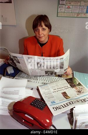 Fichier - une archive photo datée du 14 février 1997 montre puis Ministre allemand de l'environnement Angela Merkel (CDU) de lire le journal dans son élection bureau de district à Stralsund, Allemagne. Merkel a 60 ans le 17 juillet 2014. Photo : STEFAN SAUER/DPA Banque D'Images