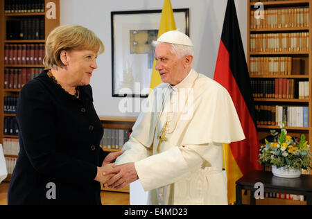 Fichier - une archive photo du Pape Benoît XVI salutation montre la Chancelière allemande, Angela Merkel, dans le bureau de la Conférence des évêques allemands à Berlin, Allemagne. Merkel a 60 ans le 17 juillet 2014. Photo : Soeren Stache/dpa Banque D'Images