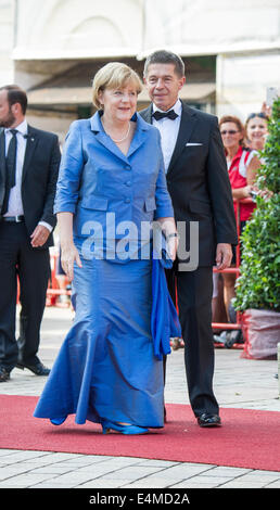 Fichier - une archive photo datée du 25 juillet 2013 montre la Chancelière allemande, Angela Merkel, et son mari Joachim Sauer arrivant pour l'ouverture de festival de Bayreuth à Bayreuth, Allemagne. Merkel a 60 ans le 17 juillet 2014. Photo : Tobias Hase/dpa Banque D'Images