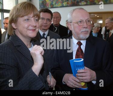 Fichier - une archive photo datée du 02 mars 2005 illustre président de la CDU, Angela Merkel, félicitant le seul premier ministre démocratiquement élu de la RDA Lothar de Maizière pour son 65e anniversaire à Berlin, Allemagne. Merkel a 60 ans le 17 juillet 2014. Photo : Andreas Altwein/dpa Banque D'Images