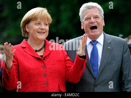 Fichier - une archive photo datée du 29 juin 2013 montre le président allemand Joachim Gauck et la Chancelière allemande, Angela Merkel, plaisanter au cours de journée portes ouvertes dans le quartier du gouvernement de Beonn, Allemagne. Merkel a 60 ans le 17 juillet 2014. Photo : Marius Becker/dpa Banque D'Images