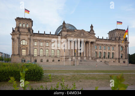 Allemagne, Berlin, Mitte, Reichstag avec dôme en verre conçu par Norman Foster. Banque D'Images