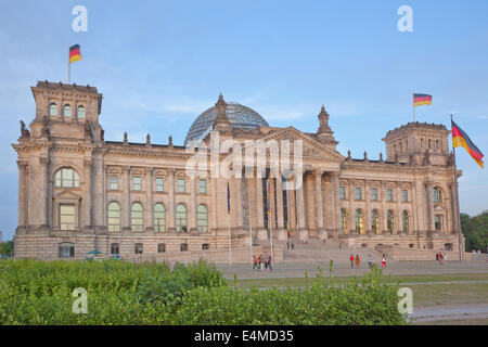 Allemagne, Berlin, Mitte, Reichstag avec dôme en verre conçu par Norman Foster. Banque D'Images