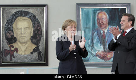 Fichier - une archive photo datée du 03 juillet 2007 montre la Chancelière allemande, Angela Merkel, et l'ancien chancelier allemand Gerhard Schroeder applaudir en face de peintures portrait de Schroeder et Kohl à la Chancellerie fédérale à Berlin, Allemagne. Merkel a 60 ans le 17 juillet 2014. Photo : AFP/GRIMM PAR LES PAIRS Banque D'Images