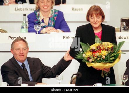 Fichier - une archive photo datée du 07 novembre 1998 puis président de la CDU Wolfgang Schaeuble félicitant le secrétaire général nouvellement élu de la CDU, Angela Merkel, lors d'une conférence du parti de la CDU à Bonn, en Allemagne. Merkel a 60 ans le 17 juillet 2014. Photo : Michael JUNG/DPA Banque D'Images