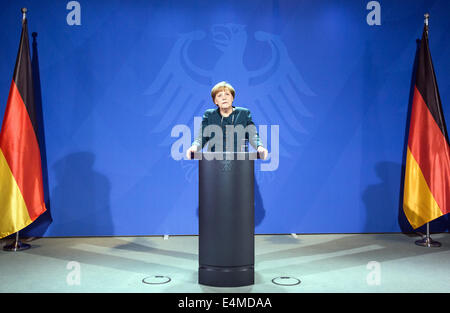 Fichier - une archive photo datée du 14 février 2014 montre la Chancelière allemande, Angela Merkel (CDU) fournir une déclaration concernant la démission du ministre de l'Agriculture allemand Hans-Peter Friedrich (CSU) à Berlin, Allemagne. Merkel a 60 ans le 17 juillet 2014. Photo : Britta Pedersen/dpa Banque D'Images