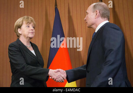 Fichier - une archive photo datée du 06 juin 2014 montre la Chancelière allemande, Angela Merkel (CDU) rencontre le président russe Vladimir Poutine à Deauville, France. Merkel a 60 ans le 17 juillet 2014. Photo : MICHAEL KAPPELER/DPA Banque D'Images