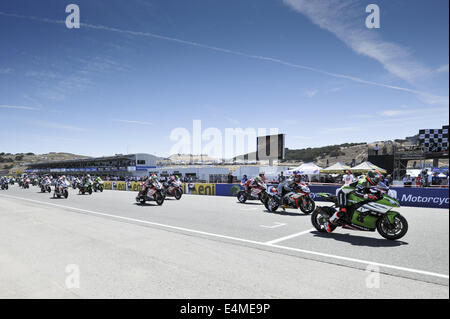 Monterey, Californie, USA. Le 13 juillet, 2014. Kawasaki Racing Team rider TOM SYKES de l'Angleterre (# 1) au début de course 1 lors de la ronde 9 du Championnat du Monde FIM Superbike tour à Laguna Seca où Marco Milandri (# 33) gagne. © Scott Beley/ZUMA/ZUMAPRESS.com/Alamy fil Live News Banque D'Images