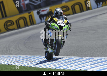 Monterey, Californie, USA. Le 13 juillet, 2014. Grilleini Kawasaki team rider Sheridan Morais de RSA (# 32) participe à la Race 1 lors de la ronde 9 du Championnat du Monde FIM Superbike tour à Laguna Seca où Marco Milandri (# 33) gagne. © Scott Beley/ZUMA/ZUMAPRESS.com/Alamy fil Live News Banque D'Images