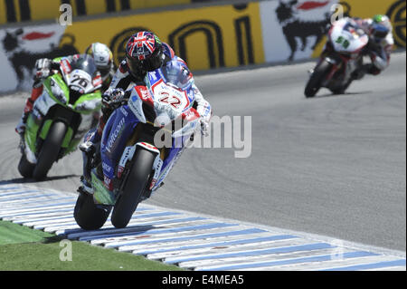 Monterey, Californie, USA. Le 13 juillet, 2014. Voltcom Crescent Suzuki rider ALEX LOWES d'Angleterre (# 22) participe à la Race 1 lors de la ronde 9 du Championnat du Monde FIM Superbike tour à Laguna Seca où Marco Milandri (# 33) gagne. © Scott Beley/ZUMA/ZUMAPRESS.com/Alamy fil Live News Banque D'Images