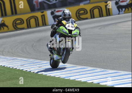 Monterey, Californie, USA. Le 13 juillet, 2014. Grilleini Kawasaki team rider Sheridan Morais de RSA (# 32) participe à la Race 1 lors de la ronde 9 du Championnat du Monde FIM Superbike tour à Laguna Seca où Marco Milandri (# 33) gagne. © Scott Beley/ZUMA/ZUMAPRESS.com/Alamy fil Live News Banque D'Images