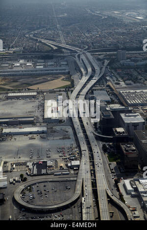 Glenn Anderson (l'autoroute I-105) par l'Aéroport International de Los Angeles (LAX), Los Angeles, Californie, USA - vue aérienne Banque D'Images