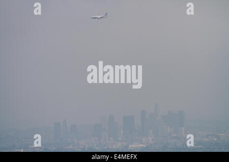 Entrée en avion l'Aéroport International de Los Angeles (LAX), avec le centre-ville de Los Angeles vue à travers le smog dans la distance, la Californie, Banque D'Images