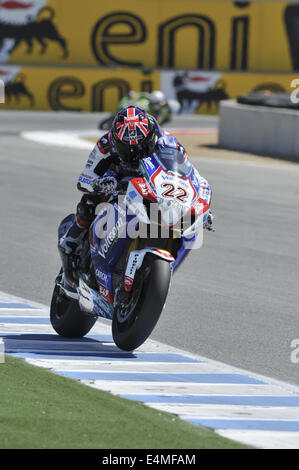 Monterey, Californie, USA. Le 13 juillet, 2014. Voltcom Crescent Suzuki rider ALEX LOWES d'Angleterre (# 22) participe à la Race 1 lors de la ronde 9 du Championnat du Monde FIM Superbike tour à Laguna Seca où Marco Milandri (# 33) gagne. © Scott Beley/ZUMA/ZUMAPRESS.com/Alamy fil Live News Banque D'Images