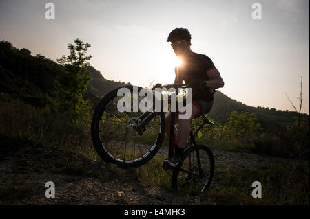 Man riding mountain bike dans la nature dans la campagne de Bologne, Italie Banque D'Images